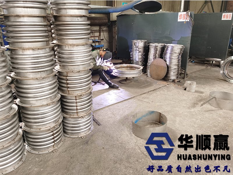 波（bō）紋補償器焊接現場