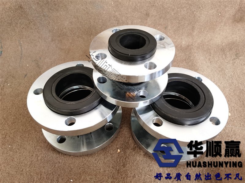 橡膠軟接頭機為隔爆型，在更換電刷或維修時要特別注意隔爆零件的隔爆麵不能使（shǐ）其損傷拉毛。在維修或更換電刷時應打開電機將內腔碳粉，腐（fǔ）等洗幹（gàn）淨（jìng）。